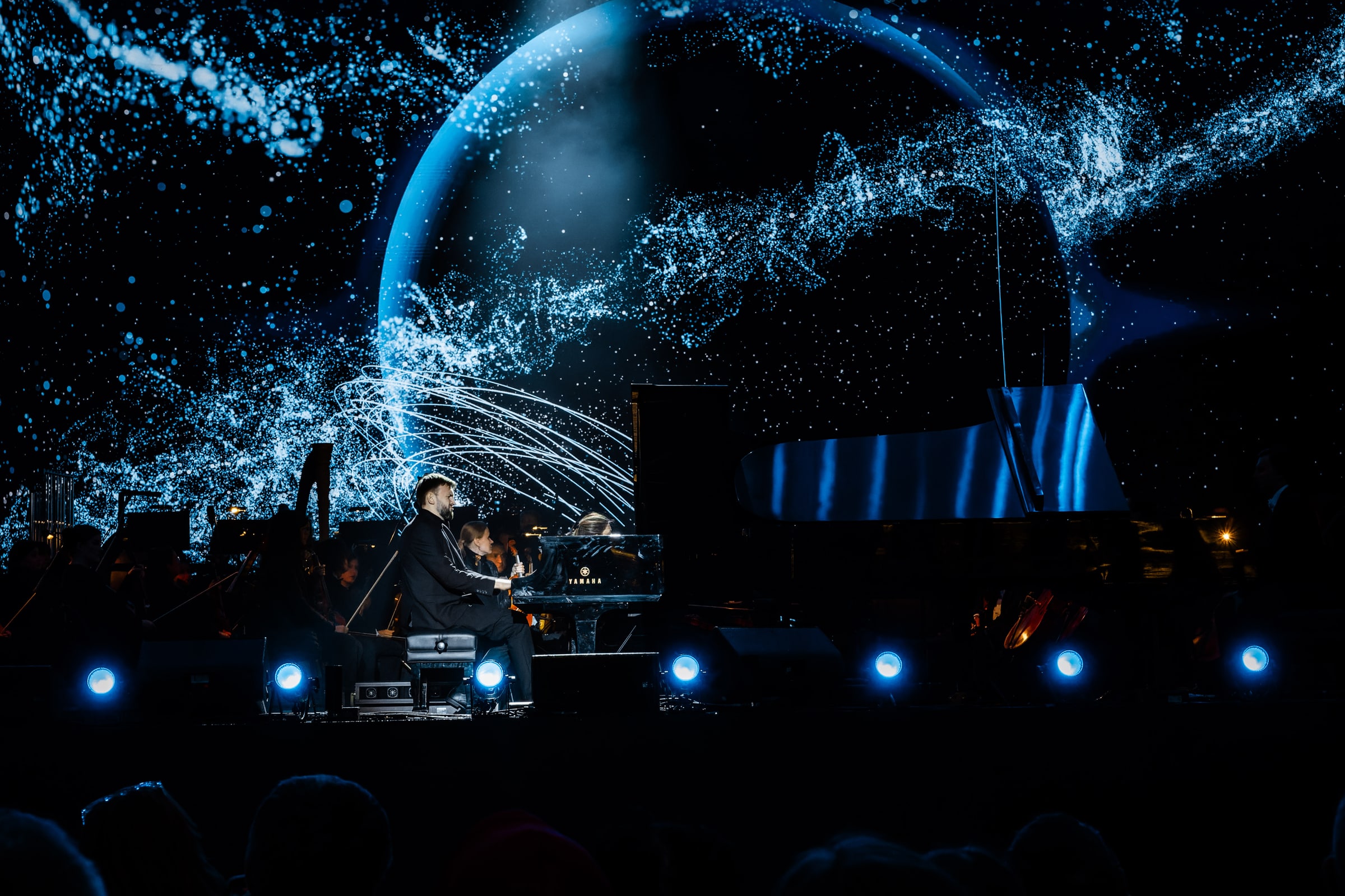Синяя галактика в сценографии музыкальной дуэли